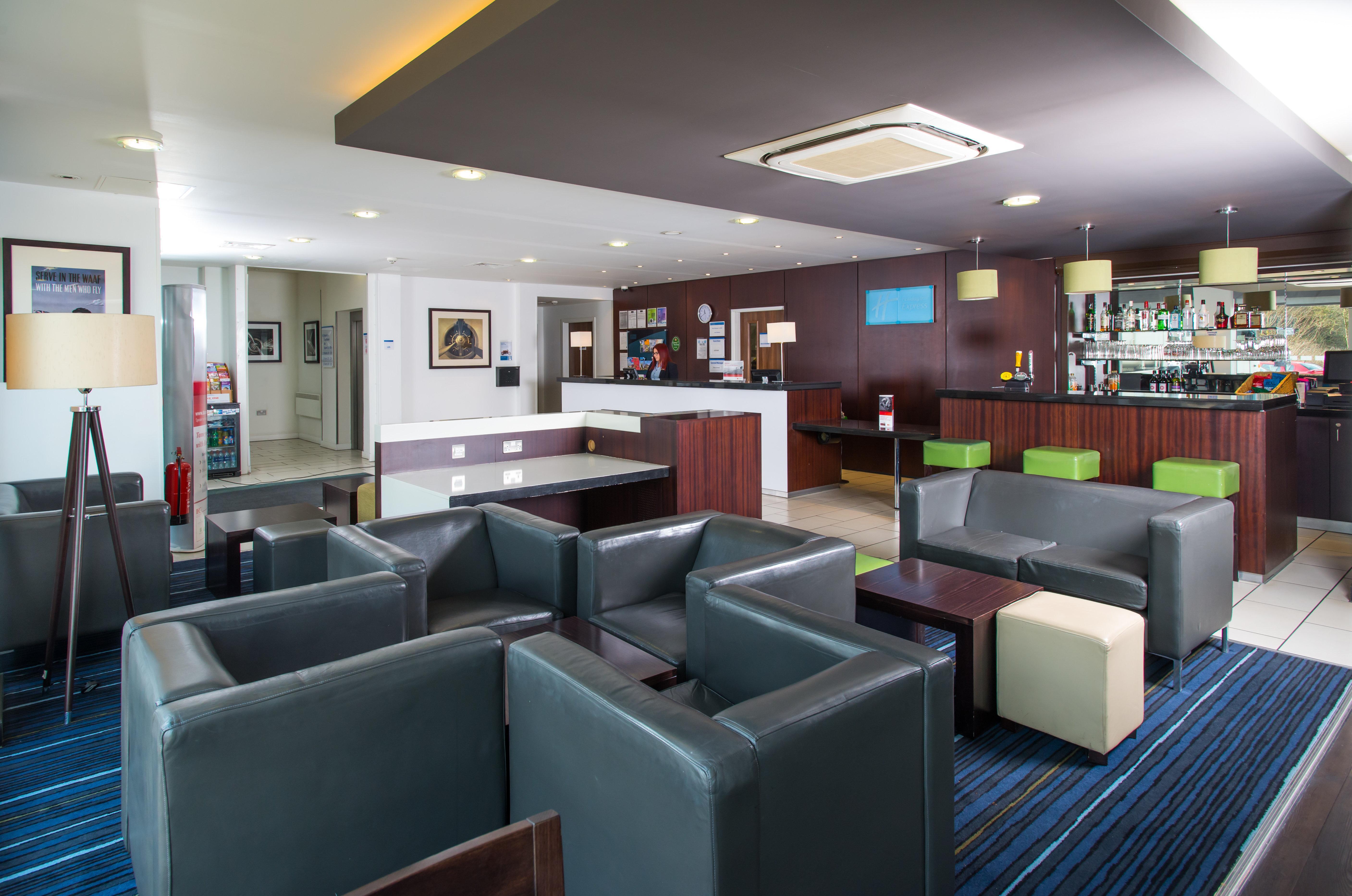 Holiday Inn Express Cambridge Duxford M11 Jct 10 By Ihg Exterior photo